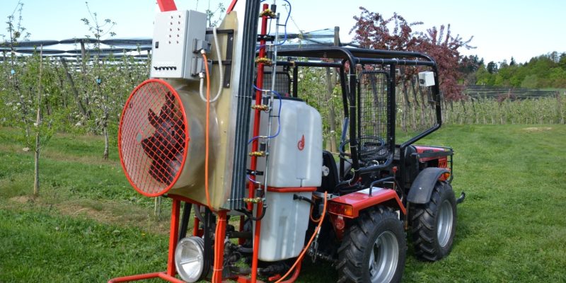 Postopek in sistem za selektivno pršenje sadnih dreves prilagojen rodnemu stanju sadnih dreves