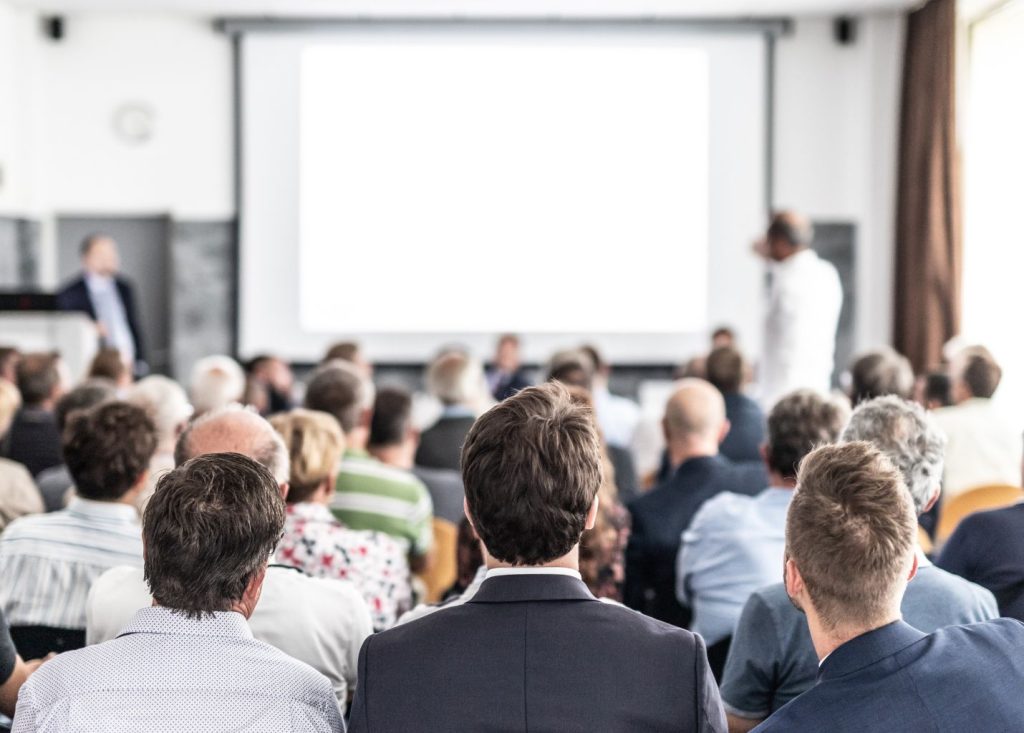 ljudje, ki sedijo v predavalnici